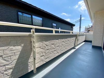 2部屋から往来できる向きバルコニー（施工例）
長さがあるのでお布団も複数枚同時に干せます♪