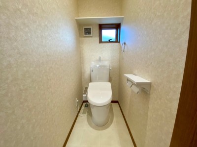 LIXIL INAX「ベーシア」（施工例）
フチレス構造でお手入れラクラク。パワーストリーム洗浄で少ない水量でもきっちり汚れを洗い流します。