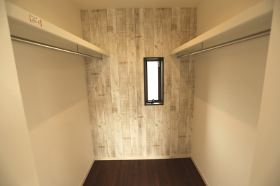 主寝室には季節の洋服もしっかり収納できるWIC（施工例）
真ん中に仕切りが付いているので種類ごと・人ごとの物の整理にも便利です。