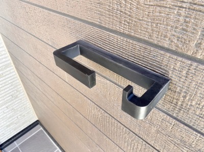 玄関マルチフック（施工例）
傘たてやペットのリードを一時的に引っかけておくのに便利です。