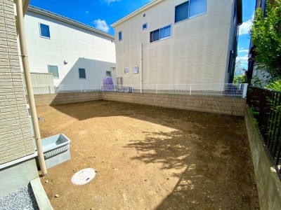 南東向きに広々お庭スペースあり（施工例）
ガーデニングや家庭菜園、お子様の遊び場等にあると便利な庭スペース。