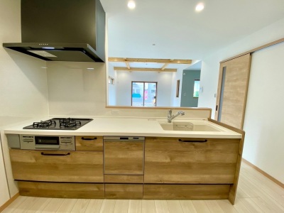 食器洗い乾燥機付きキッチン　クリナップ　「KT」（施工例）
鍋など上から一目で確認でき、奥にしまったものでも楽に取り出せるスライド収納。ステンレス底辺なので汚れもサッとひと拭きで落ち、いつまでも清潔を保てます。