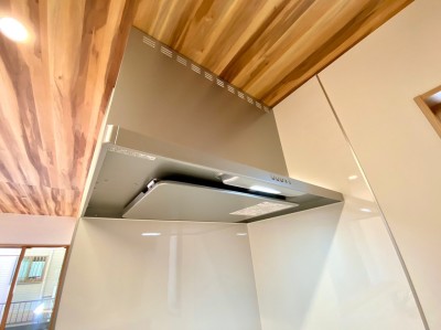 レンジフードファン（施工例）
頑固な汚れもサッと取れるシンプルな形状の整流板。フード部分が薄く、見た目もスッキリ！