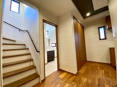 階段スペース（施工例）
お子様からご高齢の方まで安心の手すり付き。