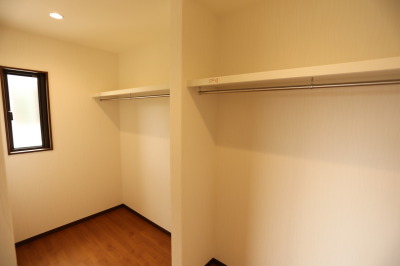 主寝室にはウォークインクローゼット（施工例）
衣更えもラクラクの広さがあるWIC。丈の長いものや大事な衣類も綺麗なまま保管できます。