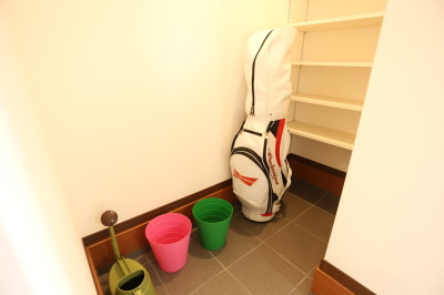 玄関には土間収納（施工例）
可動棚付きなのでシューズインクロークのようにも使えます。外で使用するものをそのまま保管出来るので便利です。