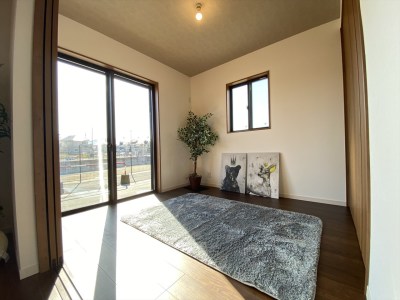 1階洋室5.3帖（施工例）
リビング続きで客間やお子様の遊び部屋にピッタリです。