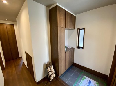 シューズボックスを標準装備（施工例）
家族分の靴を収納できる大容量ボックス。扉外か扉内に全身鏡つきでお出かけ前の身だしなみチェックもバッチリです。