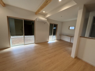 1階大窓2カ所に電動シャッターを標準装備（施工例）
家の中に居ながら戸締りができ、便利＆防犯面でも安心です♪