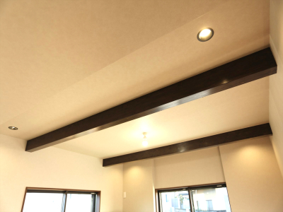 折上部分に梁見せ（施工例）
木の温もりをダイレクトに感じる梁見せ仕様。インパクトを与えつつお部屋にしっかりと馴染みます。