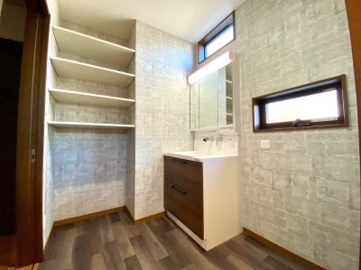 洗面脱衣所にリネン庫標準装備（施工例）
４段の可動棚なので、タオルや寝間着などを家族ごとに分けてお風呂の近くに置いておけます♪