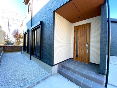 玄関は断熱ドア（施工例）
家の中の快適な空気を外へ逃がさず、一年中心地よい住まいに。