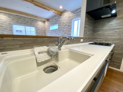 シンクは幅75cm×奥行50cm（施工例）
天板との段差やスキ間がないので、見た目スッキリお掃除簡単。
浄水器内臓ハンドシャワー水栓はシャワーヘッドが引き出せるので、シンクの隅や側面を洗うのに便利です。