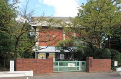 住宅街の中にあり周りはとても静かな所です。校庭も広くて生徒たちものびのび運動などしています。