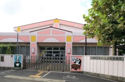 かわらぶき保育所は上尾市の東方に位置し、近くには見沼用水やヘルシーロード、田や畑などがあり、四季折々の自然環境に恵まれているので、自然豊かな中で遊ぶ経験が沢山できます。