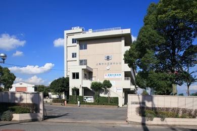 校章の由来は、大きく羽ばたくシラコバトのようにこの瓦葺中も躍進するようにという思いが込められている。「瓦葺」という文字が中心にあり、それは父母の暖かい手によって守られている瓦葺中を表現している。