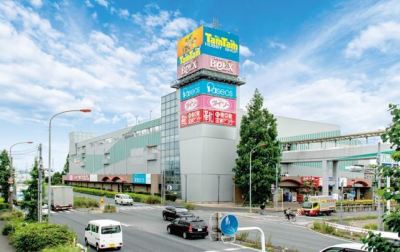 1階から4階までの施設内には、ジャンルの異なる複数のテナントが入居。スーパーマーケット「ベルクス」や「ウエルシア薬局」、100円ショップ「ダイソー」などの日用品を扱うお店から、衣料品、生活雑貨、ホビー、歯科クリニックなど暮らしをサポートするお店まで、日常使いに便利なテナントがそろっている。駐車場、840台