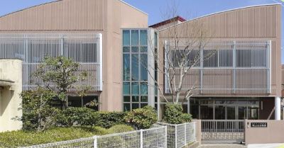 『冒険ランド』と称する林野で、思う存分自然に触れあいながら遊び、また、子ども達自らの手で畑に野菜等の植え付けをしたり、収穫する喜びを味わったり…子ども達がのびのびと遊べる環境です。