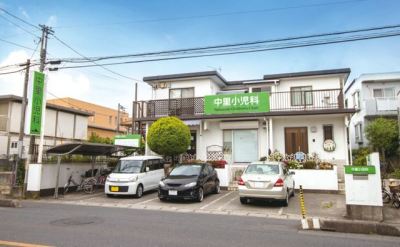 R宇都宮線「東大宮駅」東口から徒歩11分。10台分の駐車スペース。水曜日・土曜日両日の午後を除き、月曜から土曜日まで診療をおこなっています。
小児科を掲げ、お子さんのかぜ症状からアレルギー疾患など、小児科全般の症状を診療しています。