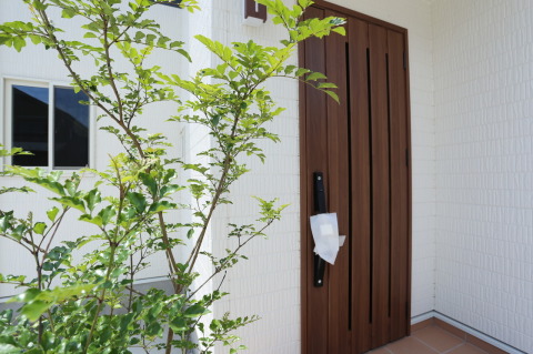 標準仕様の玄関ドア（施工例）
外からの熱気や寒気をきっちりガードする断熱ドア。家の中を快適な空気に保ちます。
デザイン・色も豊富な中から外観やお好みに合わせてお選びいただけます♪