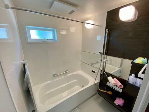 タカラスタンダード　リラクシア（施工例）
鋳物ホーロー浴槽を採用。お湯の熱を吸収し保温材で閉じ込める構造で温浴効果を高めます。
震度６強相当の振動にも負けない頑丈なフレーム架台で安心もプラス。
壁面はホーローパネルで毎日のお手入れも簡単。清潔な浴室を保てます♪