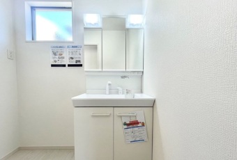 お手入れしやすく使いやすい3面鏡付きの洗面台。収納スペースも広く、洗剤や掃除道具をたっぷりと収納できます。※こちらは同仕様、同形状です。物件によって異なります。