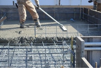 基礎の床面と立ち上がり部分が一体となっており、鉄筋コンクリートでつくられた強固な基礎です。面全体で揺れを抑えつけ建物の荷重を均等に受けられるので、地面に沈み込む力を小さくすることができます。幅は150ｍｍ、高さは400ｍｍ。地面をコンクリートで覆うので地面から上がってくる湿気を防ぎシロアリの侵入も防ぎます