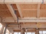 剛床工法
横揺れに強い剛床工法を採用
グラファーレの住まいは、1階と2階の床に「剛床工法」を選びました。これは構造用面材を土台と梁に直接留めつける工法で、床をひとつの面として家全体を一体化することにより、横からの力にも非常に強い構造となります。家屋のねじれを防止し、耐震性に優れた效果を発揮します。
