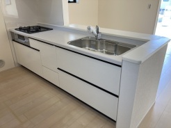 ホワイト系の色調にまとめられたシステムキッチンは、リビング側を一望できる対面式を採用しました。嬉しいパントリー付き♪