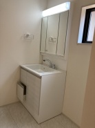 清潔感があり使いやすいデザインの洗面台で、毎日の身支度を快適に