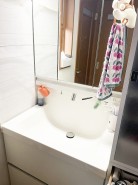 三面鏡の洗面台で朝の支度もスムーズです。