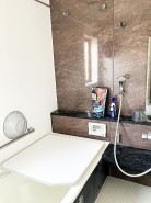 アクセントパネルがおしゃれな浴室。平成31年に新品交換済です