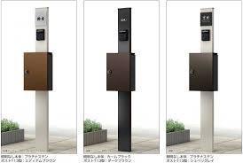YKK「シンプレオ」ポストユニット1型（メーカーイメージ）
標準仕様の機能門柱。シンプルで住宅外観に馴染みやすい意匠。LED照明付き