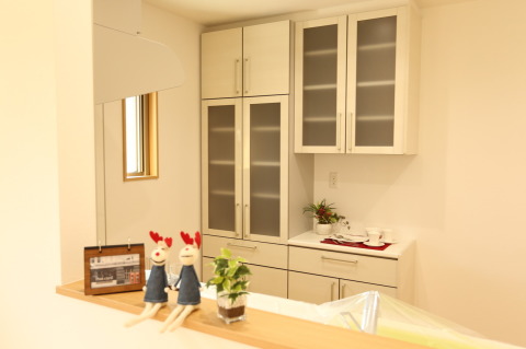 キッチンとお揃いデザインのカップボード（背面収納）を標準装備（施工例）
お皿や家電も整理して収納できる大容量サイズ。