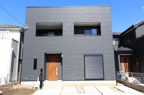 「ブルックリンスタイル」外観（施工例）
青空に映えるブラックを基調とした硬派なスタイル。