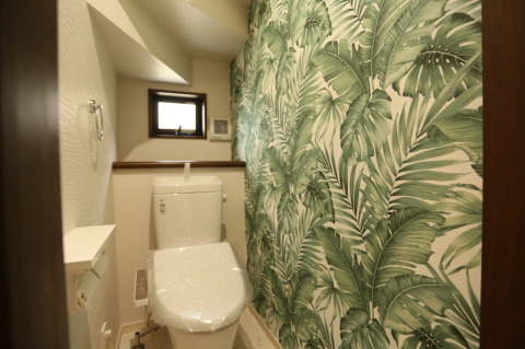 トイレ　LIXIL INAX　ベーシア（施工例）
フチレスでお手入れラクラク。パワーストリーム洗浄で節水効果も。