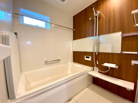 ハウステック　バスルーム「ルクレ」（施工例）
お掃除簡単なフェイスクリン浴槽♪
雨の日も安心の暖房換気乾燥機はもちろん標準装備！
・ダウンライト
・高断熱浴槽
・スマートラインバス