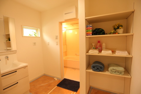 洗面脱衣室にリネン庫（施工例）
可動棚でお好みの高さに調節可能です。