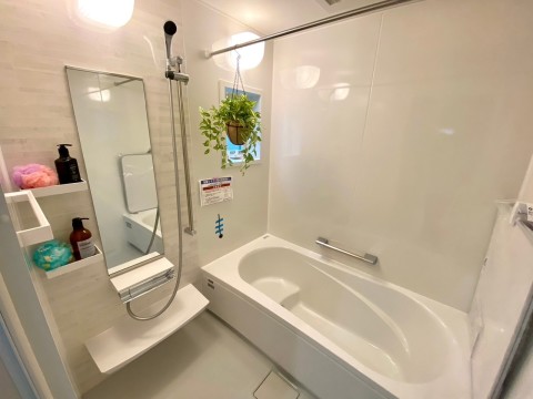 浴室　RELAXIA ‐リラクシア‐ タカラスタンダード
浴槽裏・壁面・天井にたっぷりの保温材を標準装備！温まりやすく冷めにくいので、冬場の入浴も快適です。浴室パネルはホーロー素材！
水や熱に強く、汚れもサッと一拭き。お手入れしやすいのは嬉しいポイントです♪マグネットがくっつく素材なので使い勝手も良し！