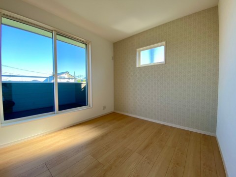 2F洋室5.3帖（南西側）
2面採光、通風良好な洋室。明るい木目の床が太陽の光とよく合います。