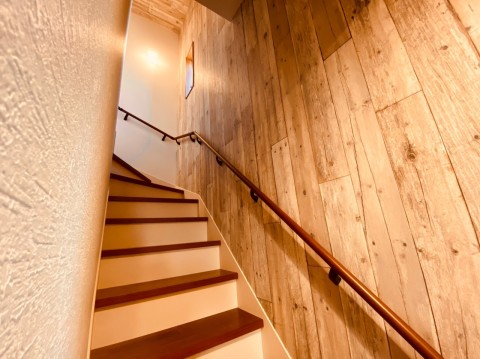 手すり付き階段（施工例）
お子様からご高齢の方まで安心♪壁面積の大きい階段にアクセントクロスを施すとまたガラリと印象が変わった空間に。