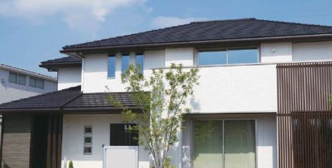 屋根材　MARUSUGI　軽量防災平板瓦「イーグルエクサ」（メーカーイメージ）
耐風・防水・耐久性能に優れた軽量防災瓦屋根。高機能と優美なデザイン性を両立しています。