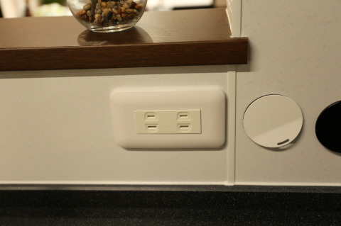 キッチンのワークスペースにある２口コンセント（施工例）
ミキサー等の調理家電を使うのに重宝します♪スマホやタブレットを使用しながら充電できる点も便利。