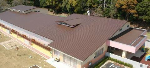屋根材ガルバリウム鋼板　INAGAKI　「スタンビーTL-455」（メーカーイメージ）
アルミニウムの長期耐久性と亜鉛の犠牲防食作用＆自己修復作用がバランスよく発揮された屋根材。
耐候性・耐熱性にも優れ、効能や美しい色を長期間保つことが可能です。