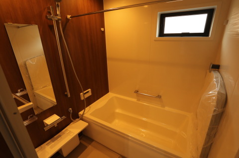 【ハウステック】バスルーム「ルクレ」標準仕様（施工例）
お掃除簡単なフェイスクリン浴槽♪
・暖房換気乾燥機はもちろん標準装備！
・ダウンライト
・高断熱浴槽
・スマートラインバス