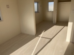 2階洋室10.5帖はフレキシブルルーム。将来的に2部屋に仕切る壁を設置することが可能です（※工事は有償となります）