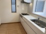 キッチンは3口コンロで使いやすい♪壁と同じ白基調のデザインでクリアな印象に。