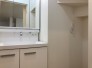 三面鏡の洗面化粧台。階段下も洗濯機置き場に有効活用です。