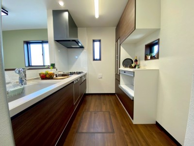 クリナップ 「KT」
個性的なインテリアとのバランスが絶妙なシンプルモダンスタイル。昼の自然光にも夜の照明にも映える光沢が美しい扉は、床や壁との鮮やかなコントラストを生み出します。
・ホーロートップコンロ(3口)/人大シンク
・グリル/水無片面 クリナップ 「KT」
個性的なインテリアとのバランスが絶妙なシンプルモダンスタイル。昼の自然光にも夜の照明にも映える光沢が美しい扉は、床や壁との鮮やかなコントラストを生み出します。
・ホーロートップコンロ(3口)/人大シンク
・グリル/水無片面