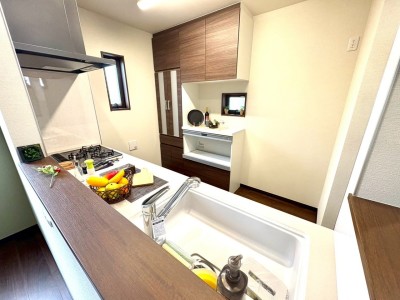 家族の顔を見ながらお料理できる対面キッチン。配膳に便利なカウンタータイプ。 家族の顔を見ながらお料理できる対面キッチン。配膳に便利なカウンタータイプ。